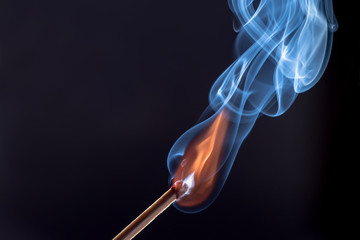 Flamme/Rauch eines gerade entzündenden Streichholzes - Highspeed