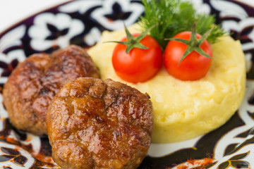 Meat cutlet with garnish