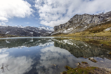 Fototapeta na wymiar lake Ercina Covadfonga, Spain