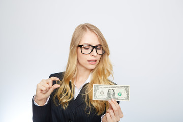 blonde geschäftsfrau mit euro und dollar in der hand