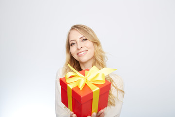 junge frau mit einem geschenk