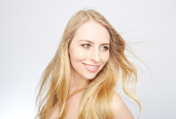 Fototapeta premium junge blonde frau mit beauty gesicht