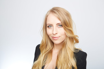 Naklejka premium junge blonde frau mit beauty gesicht