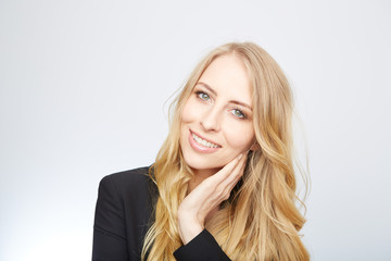 junge blonde frau mit beauty gesicht