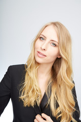 Naklejka premium junge blonde frau mit beauty gesicht
