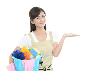 お掃除をする女性