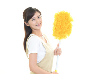 お掃除をする女性