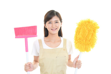 お掃除をする女性