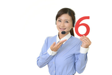 数字を持つ女性