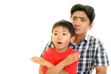 禁止の意思表示をする男の子と父親