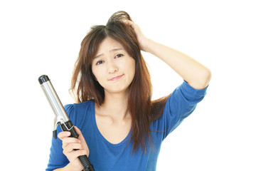 ヘアセットをする女性