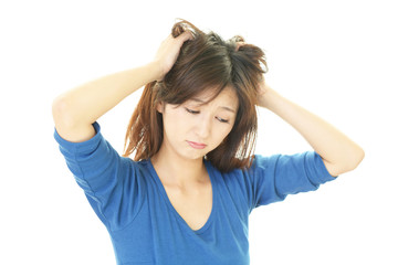 憂鬱な表情の女性