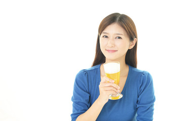ビールを飲む女性