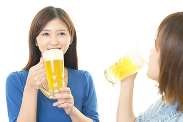 お酒を楽しむ女性