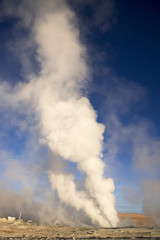 アルティプラーノ平原のガイザー噴煙