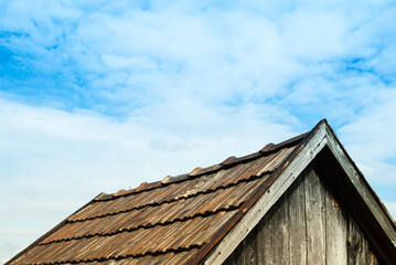 Fototapeta na wymiar Dach einer kleinen Hütte am Feld