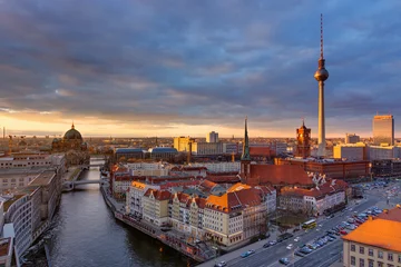Poster Het centrum van Berlijn met de beroemde televisietoren bij zonsondergang © elxeneize