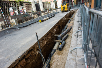 Cantiere lavori in corso, rifacimento stradale, scavo, tubazioni