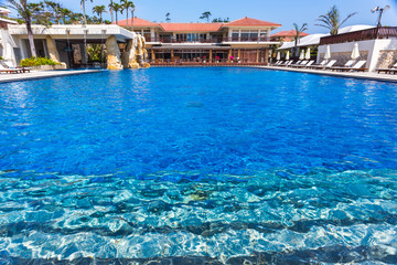 Naklejka premium 豪華南国リゾートホテルのプール