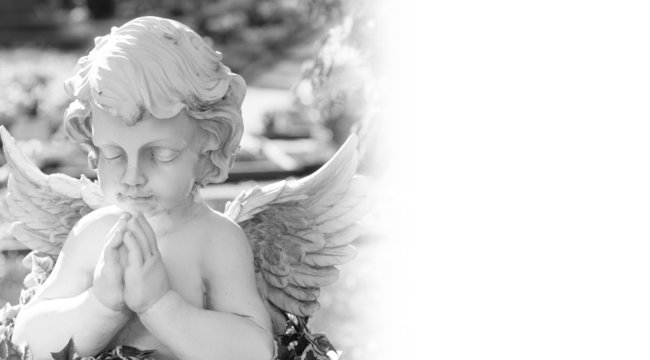 Engel auf einem Friedhof in schwarzwei&szlig;