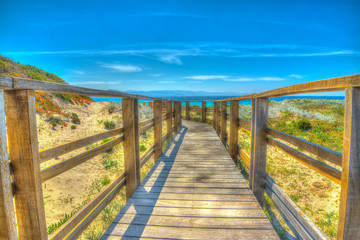 Obraz premium wooden boardwalk to the beach