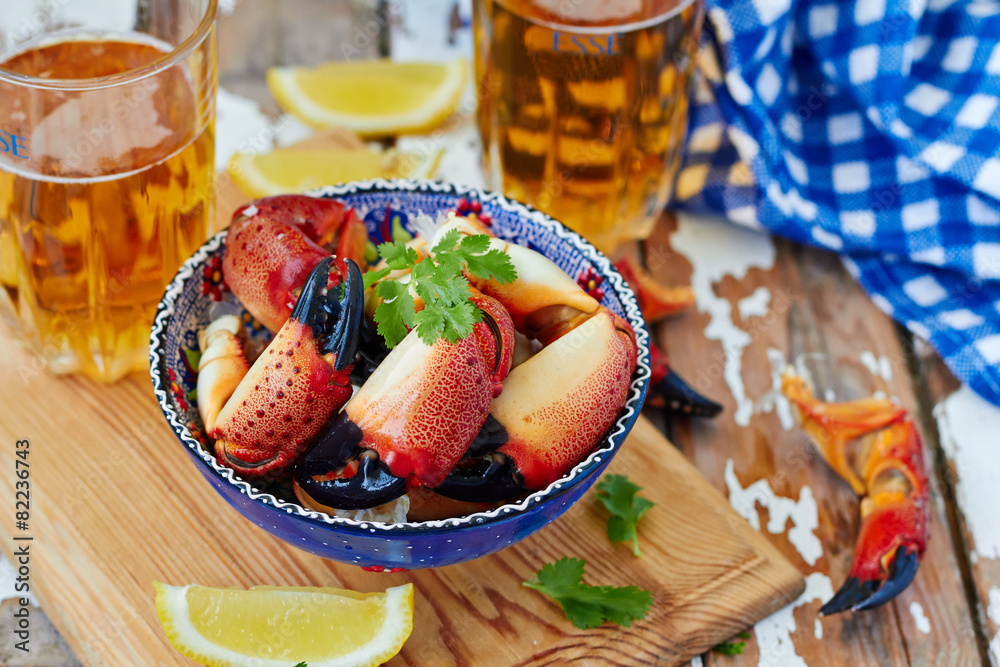 Wall mural Boiled crab claws on a plate and beer