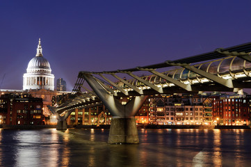 St Pauls at night