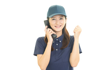 受話器を持つ作業員