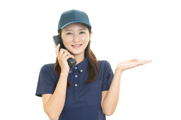 受話器を持つ作業員