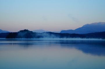 Fototapeta premium Nebelschwaden über See