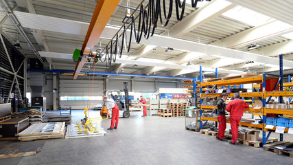 Arbeiter und Interieur in einer Industriehalle - Metallbau