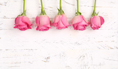Rosen mit Holzhintergrund