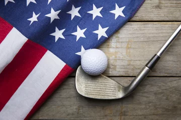 Papier Peint photo Golf Balle de golf avec drapeau des Etats-Unis sur table en bois