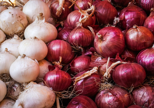 red and white onions at market stall