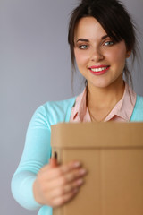Obraz na płótnie Canvas Portrait of pretty woman holding a box