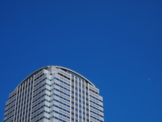 Obraz premium 快晴下のビル