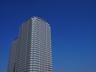 Fototapeta premium 高層ビルと快晴の空