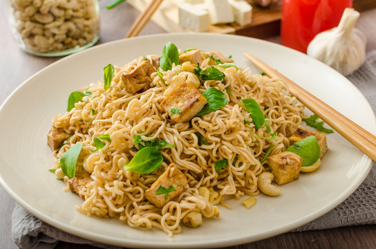 Chinese noodles with tofu and cashew nuts