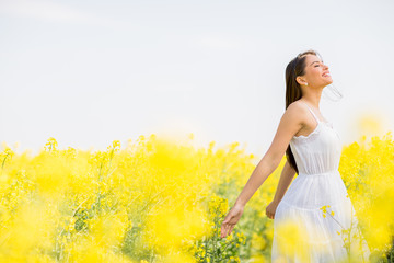 Fototapeta premium Young woman in the spring field