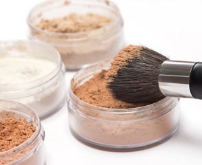 Makeup brush with loose cosmetic powder