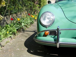 Grüner deutscher Sportwagen Klassiker der Fünfzigerjahre und Sechzigerjahre im Frühling in einem...
