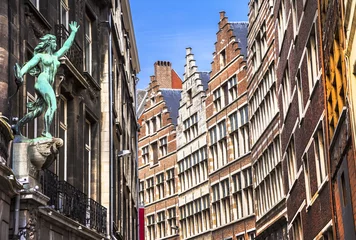 Deurstickers Traditionele Vlaamse architectuur in de stad Antwerpen. België © Freesurf