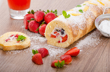 Sponge roll with strawberries and blueberries