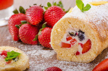 Sponge roll with strawberries and blueberries