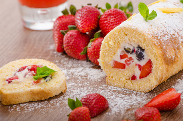 Sponge roll with strawberries and blueberries