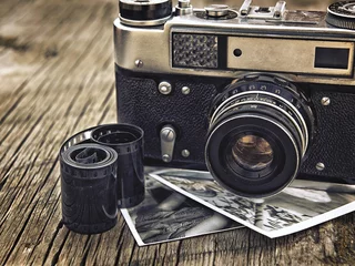 Fotobehang oude vintage camera close-up op houten achtergrond © plus69