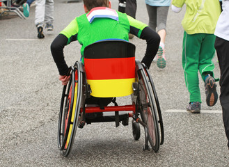 Kinder-Rollstuhl mit Deutschland-Farben