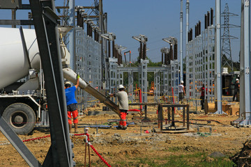 Travaux dans un poste de transformation électrique THT/HT