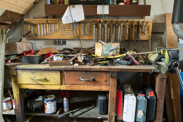 Unordnung auf einer Werkbank mit Werkzeug