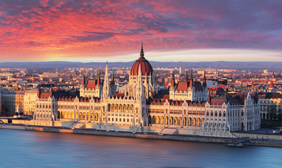 Parlement van Boedapest bij dramatische zonsopgang